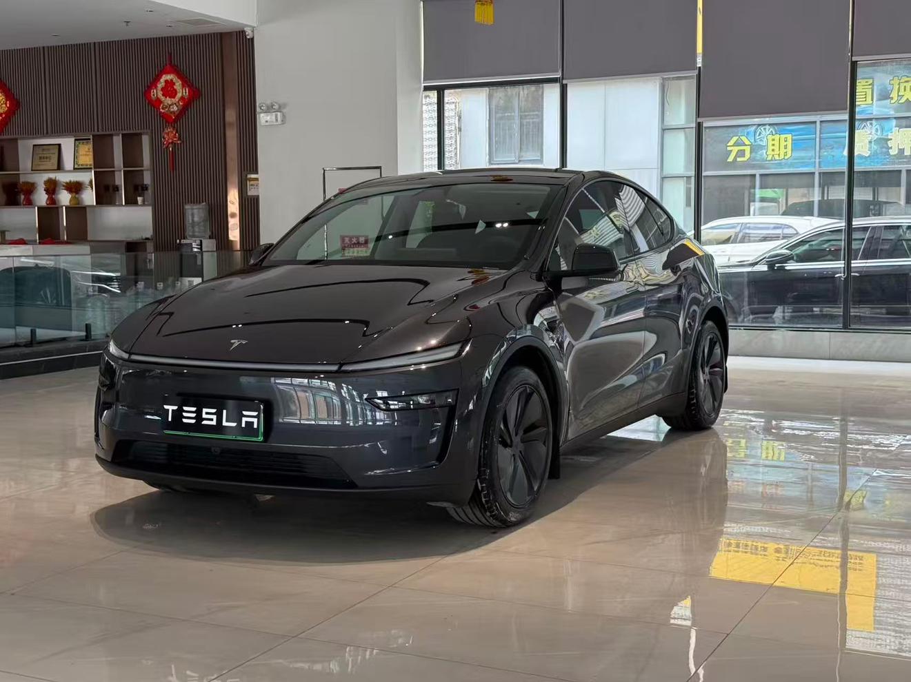 Tesla Model Y 2025 thumb 8