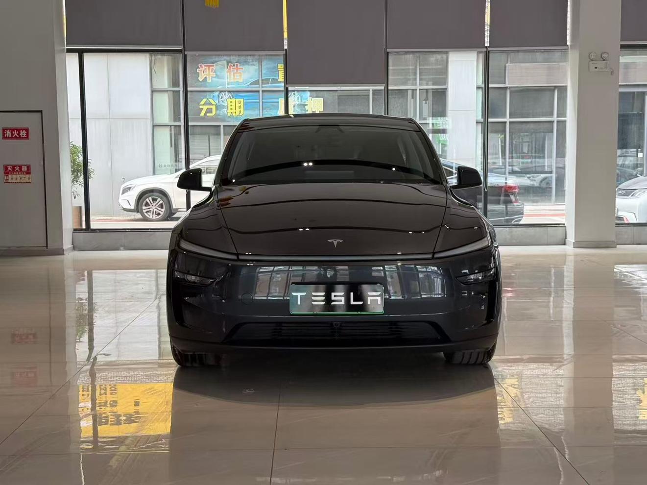 Tesla Model Y 2025 thumb 9