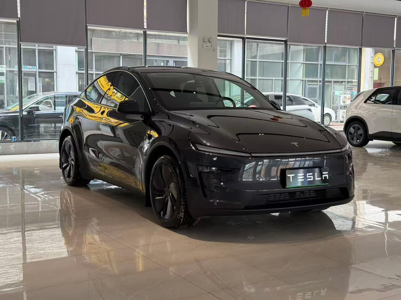 Tesla Model Y 2025 thumb 10