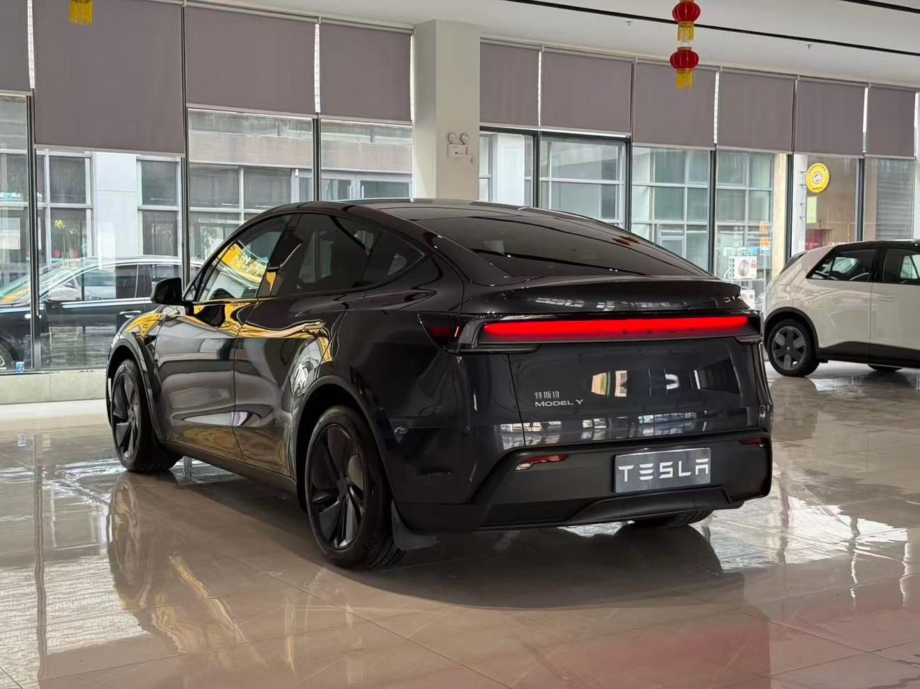 Tesla Model Y 2025 thumb 11