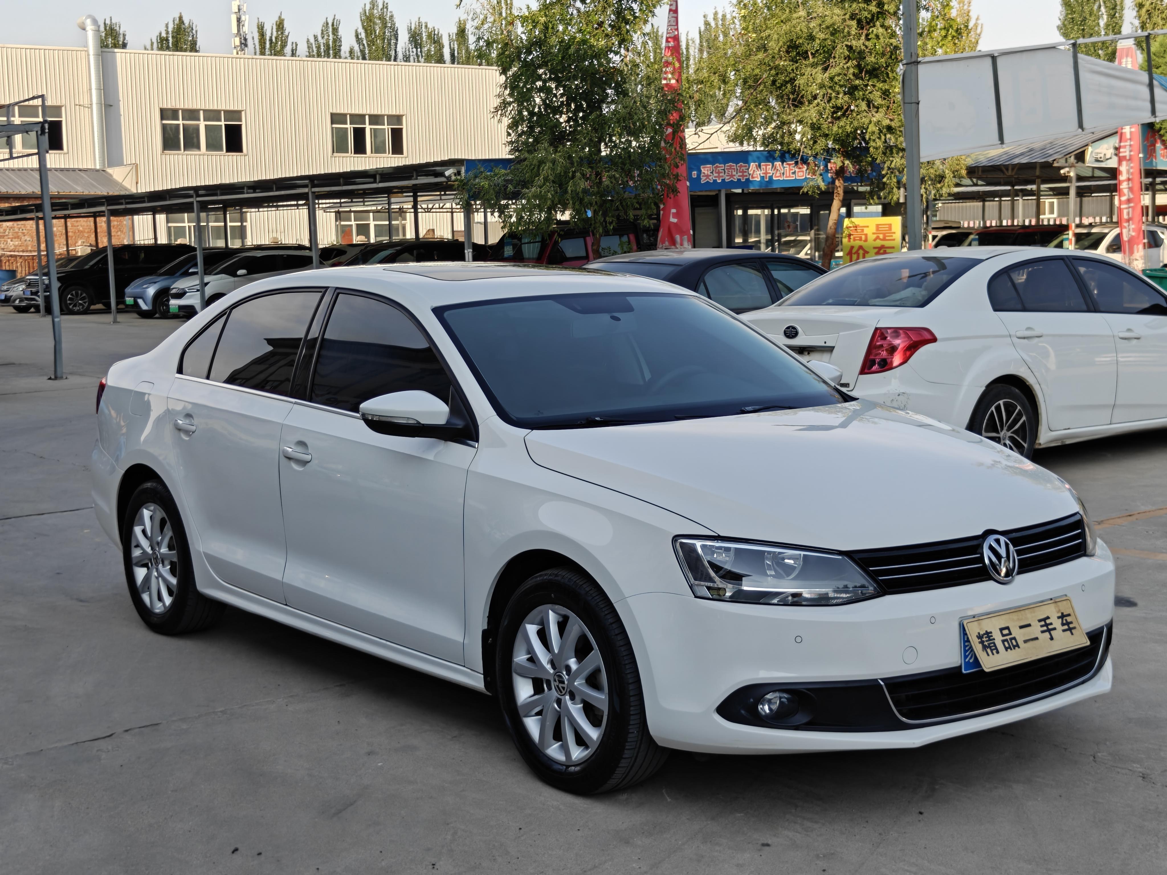 Volkswagen Sagitar 2012 thumb 10