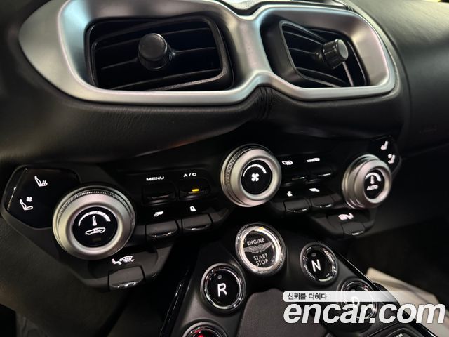 Aston Martin Vantage 4.0T V8 2019 thumb 9