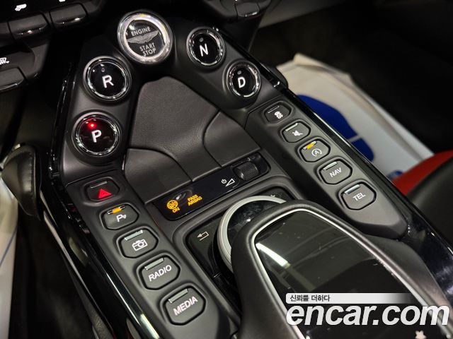 Aston Martin Vantage 4.0T V8 2019 thumb 10