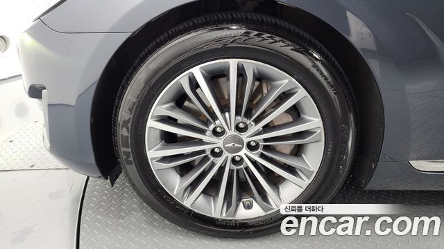 Genesis G90 2016 thumb 6