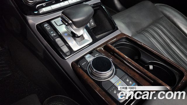 Genesis G90 2016 thumb 10