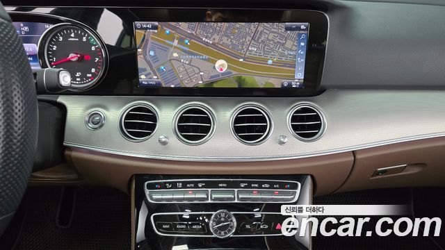 Mercedes-Benz E-Class 2018 thumb 12