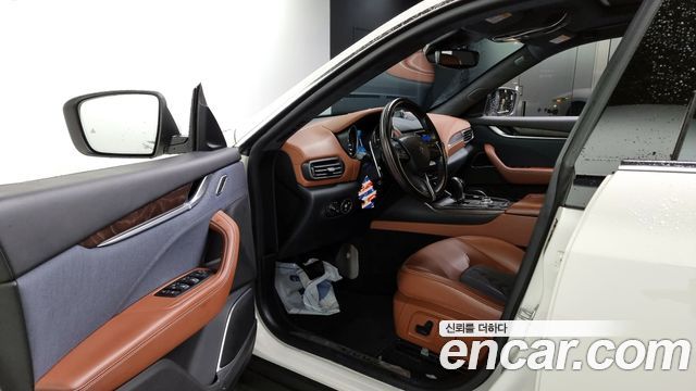 Maserati Levante 2018 thumb 11