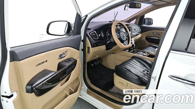 Kia Carnival 2016 thumb 10