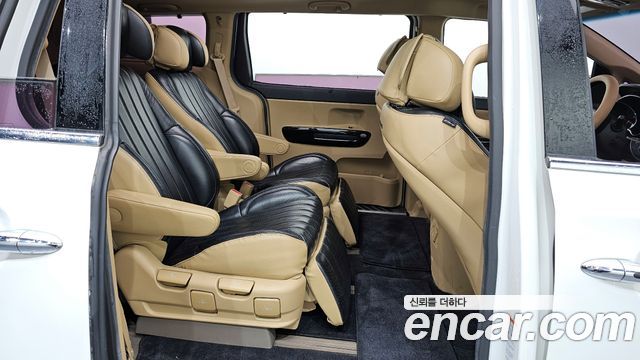 Kia Carnival 2016 thumb 11