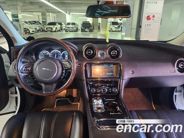 Jaguar XJ 2013 thumb 10