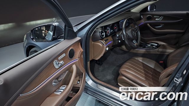 Mercedes-Benz E-Class 2017 thumb 12