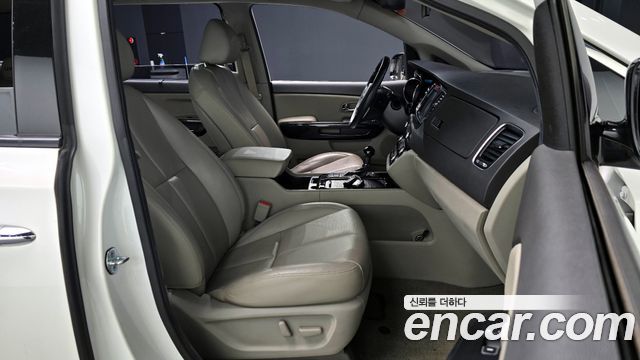 Kia Carnival 2015 thumb 10
