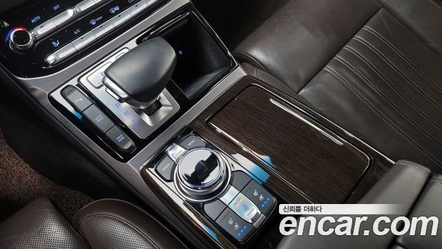 Genesis G90 2016 thumb 10