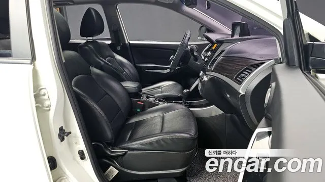 SsangYong Korando 2014 thumb 11