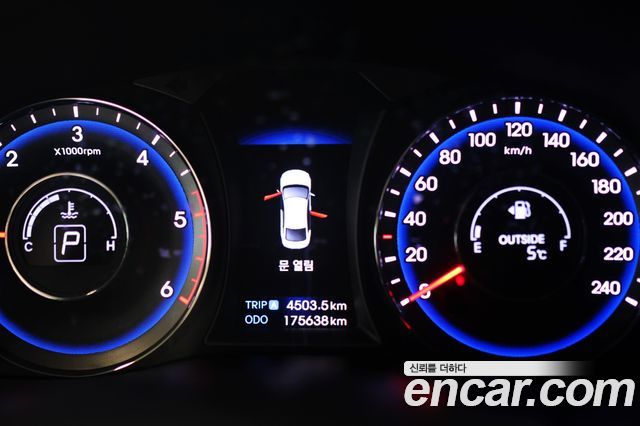 Hyundai i40 2013 thumb 9