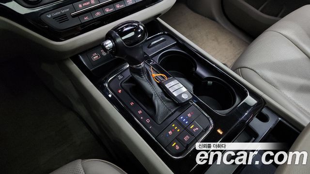 Kia Carnival 2015 thumb 10
