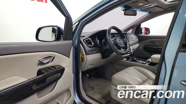 Kia Carnival 2015 thumb 11
