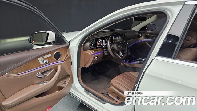 Mercedes-Benz E-Class 2017 thumb 10