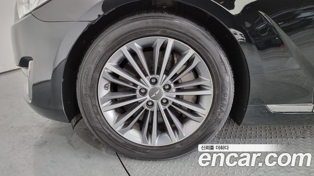 Genesis G90 2016 thumb 5