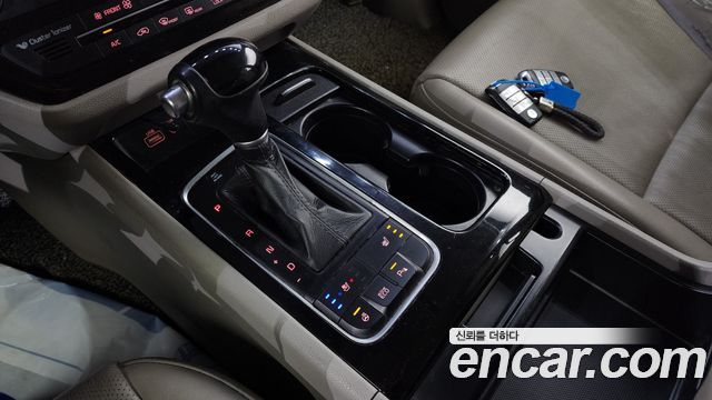 Kia Carnival 2015 thumb 10