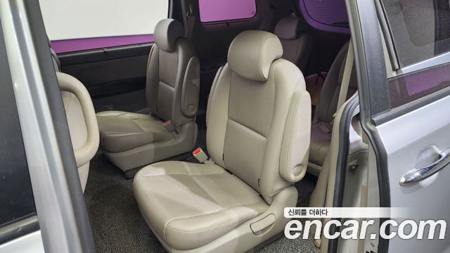 Kia Carnival 2015 thumb 12