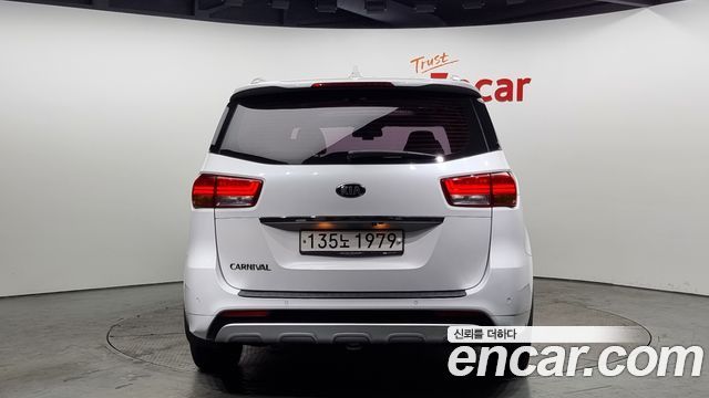 Kia Carnival 2017 thumb 4