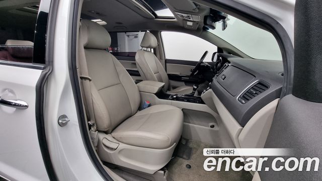Kia Carnival 2017 thumb 10