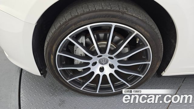 Maserati Ghibli 2015 thumb 5