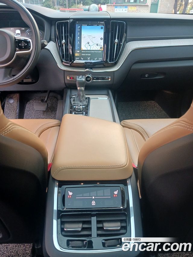 Volvo XC60 2019 thumb 9