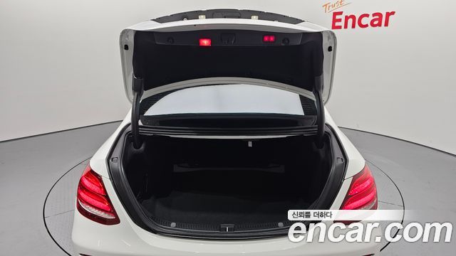 Mercedes-Benz E-Class 2017 thumb 11