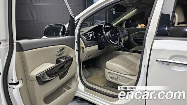 Kia Carnival 2017 thumb 10