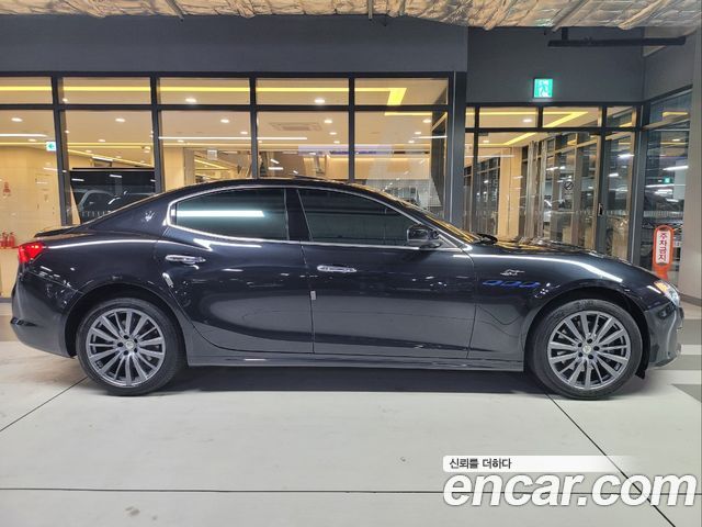 Maserati Ghibli 2022 thumb 3
