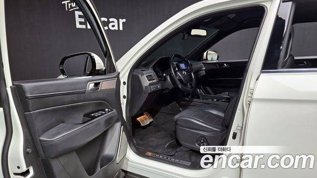 SsangYong Rexton 2017 thumb 11