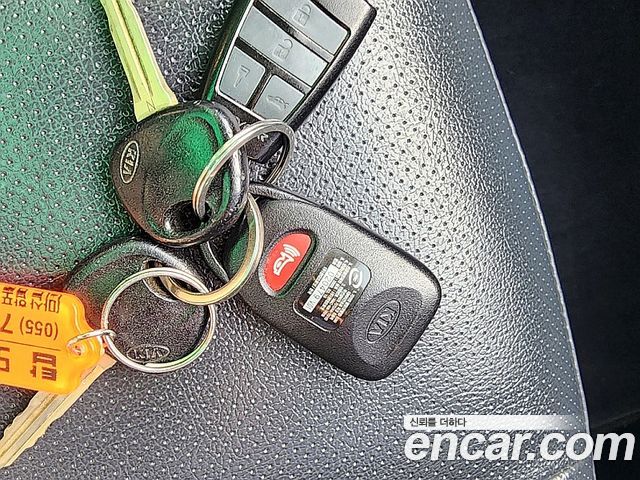 Kia Carens 2010 thumb 11
