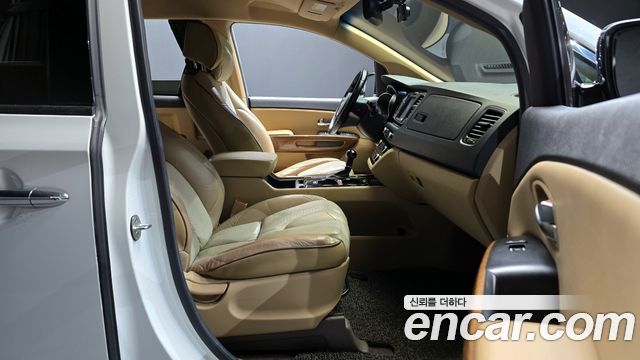 Kia Carnival 2015 thumb 10
