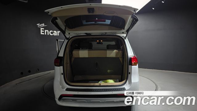 Kia Carnival 2015 thumb 12