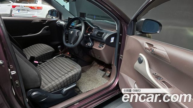 Toyota iQ 2010 thumb 10