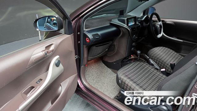 Toyota iQ 2010 thumb 12