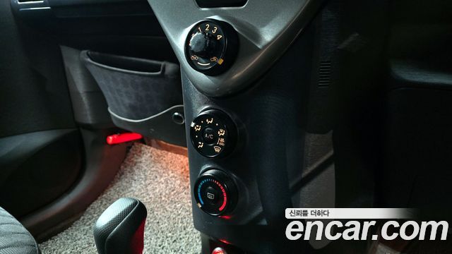 Toyota iQ 2010 thumb 11