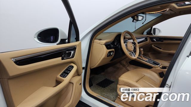 Porsche Macan 2015 thumb 10