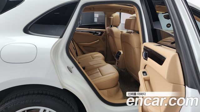 Porsche Macan 2015 thumb 11