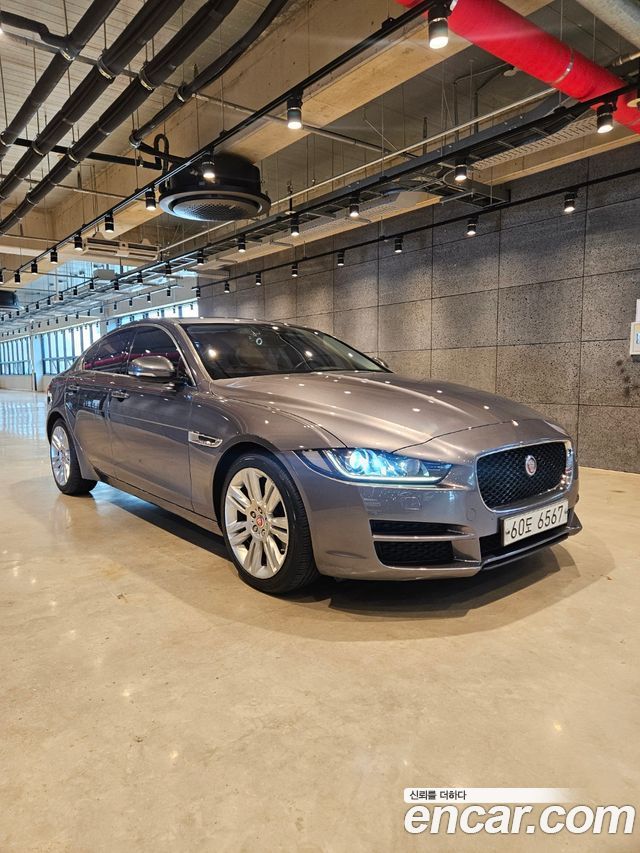 Jaguar XE 2016 thumb 3