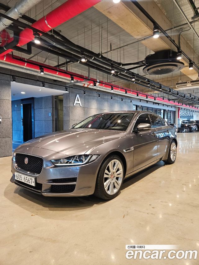Jaguar XE 2016 thumb 4