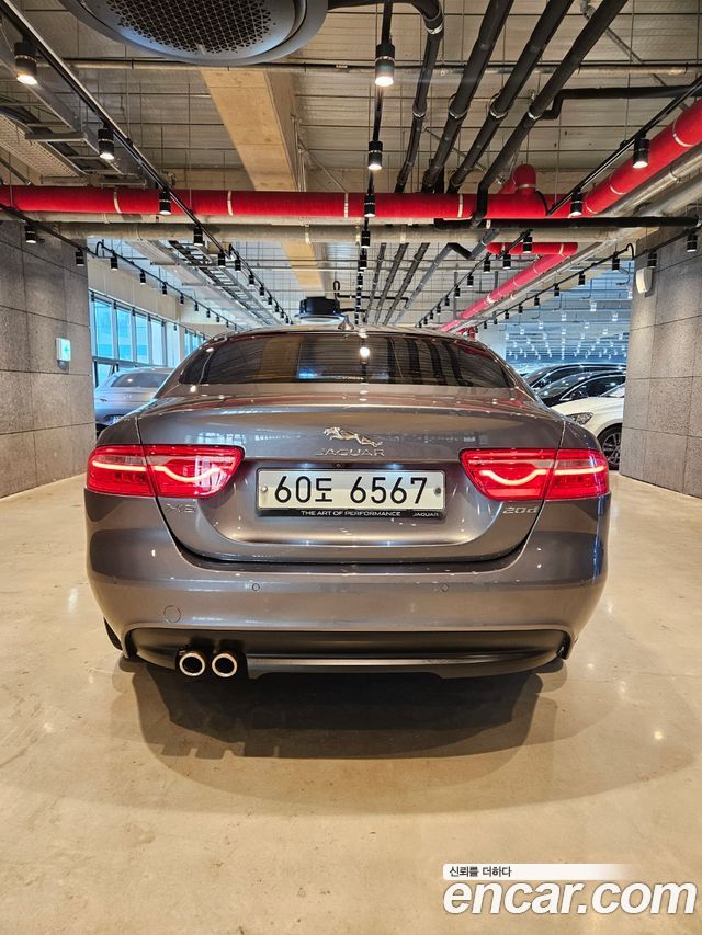 Jaguar XE 2016 thumb 5
