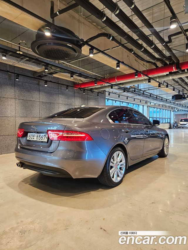 Jaguar XE 2016 thumb 6