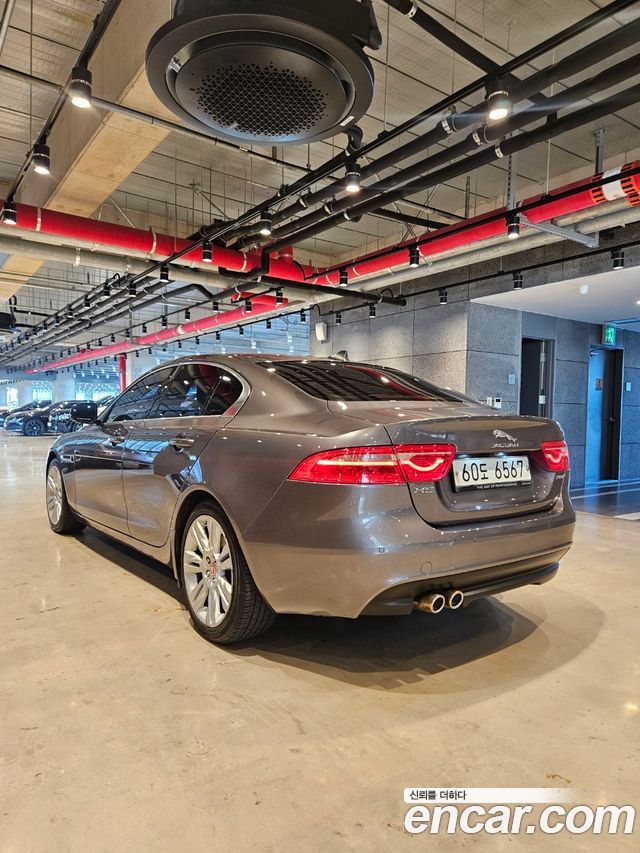 Jaguar XE 2016 thumb 7