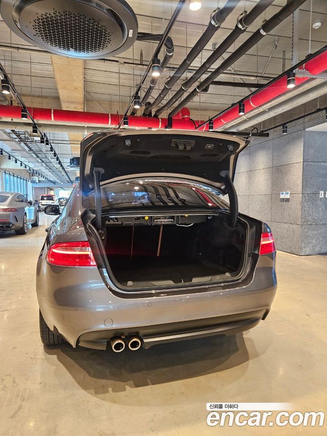 Jaguar XE 2016 thumb 8
