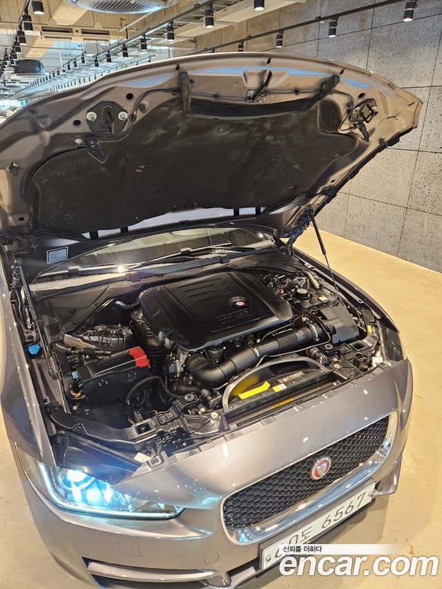 Jaguar XE 2016 thumb 9