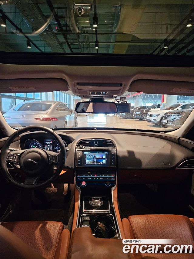 Jaguar XE 2016 thumb 10