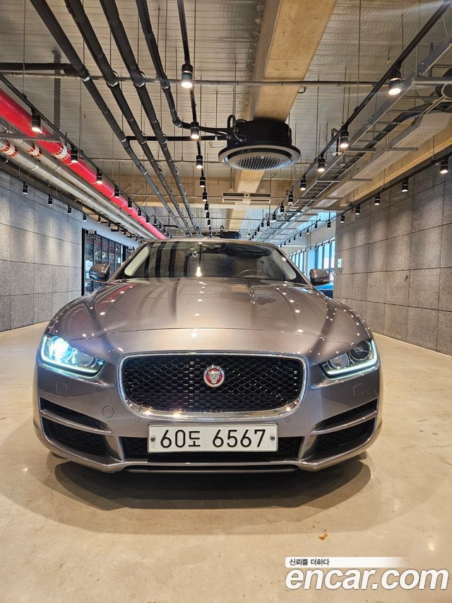 Jaguar XE 2016 thumb 12